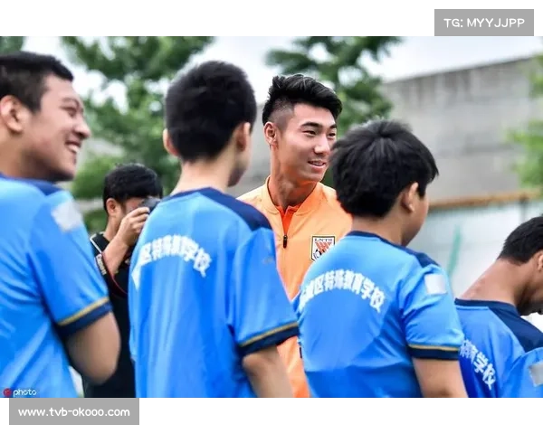 德甲俱乐部联合开展反种族歧视公益活动，球员参与校园宣讲